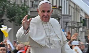 800px-Pope_Francis_in_Prato_(87)