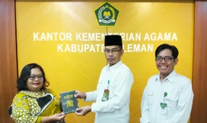 Gereja Wilayah St. Thomas Seyegan Terima Bantuan Kitab Suci dari Kemenag 1
