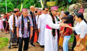 Nuansa Lintas Agama Warnai Kunjungan Mgr. Maksimus Regus ke Paroki Rekas 1