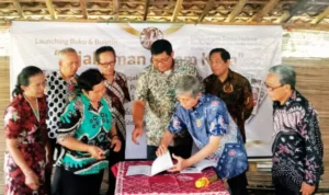 HELENA MENULIS Paroki St. Yakobus Bantul 1