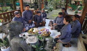 pamong padukuhan Wonroejo berdoa di Mbok turah