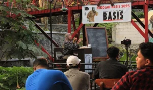 Sekolah Basis Membedah Filsafat dengan Pisau Sastra 1