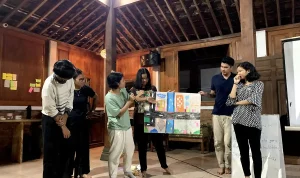 Kelompok-peserta-sedang-mempresentasikan-analisis-2048x1536 copy