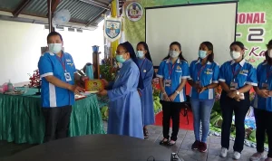 Ketua SMGM, Fransiskus Loeky Tjoa menyerahkan pelakat kepada salah seorang suster PRR